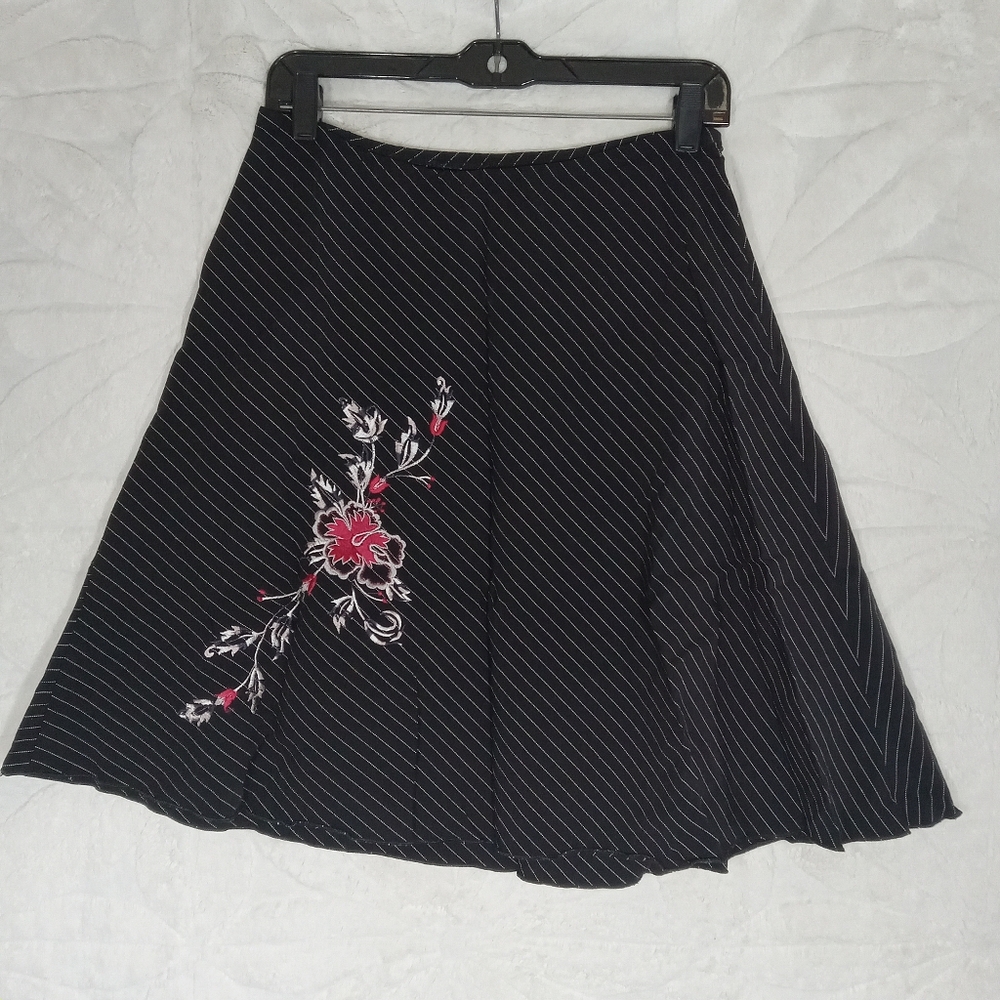 to the max pin stripe floral embroidery knee length skirt black sz 7/8 chick